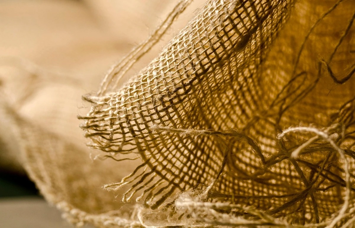 Comparison of Japanese and Western linen texture